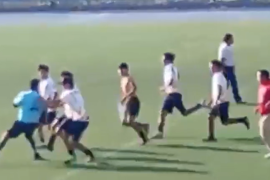 Momento en que jugadores del IMARC encaran al árbitro tras el silbatazo final.