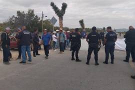 La protesta incluyó el bloqueo del acceso vehicular, lo que llevó a la intervención de la Policía Civil de Coahuila y otras autoridades.