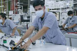 El volumen físico de la producción de la industria manufacturera creció 0.96 por ciento anual en los primeros ocho meses de 2026, después de disminuir 0.07 por ciento en el mismo lapso del año previo.