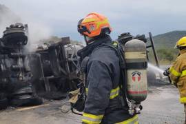 La volcadura e incendio de una pipa cargada de gasolina movilizó este miércoles a elementos de Protección Civil y Bomberos.