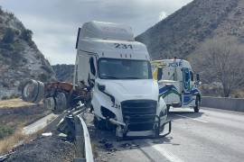 El tráiler terminó impactado contra los muros de contención en el tramo de Los Chorros, en la carretera federal 57.