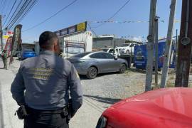 Autoridades inspeccionaron facturas, documentos y números de serie de motocicletas y automóviles durante las diligencias realizadas en comercios de las colonias Hidalgo y Morelos.