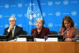 La canciller mexicana, Alicia Bárcena (c), el representante permanente de México ante la ONU, Héctor Vasconcelos (i) y la representante alterna, Alicia Buenrostro (d), en una rueda de prensa en Naciones Unidas.