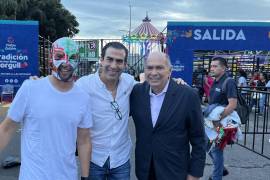 El piloto mexicano fue descubierto por los fanáticos mientras se acercaba a su padre, Antonio Pérez Garibay, durante la función en Guadalajara.