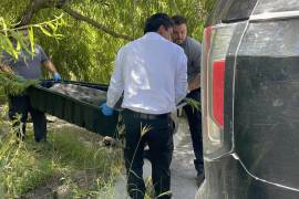 El cuerpo de un hombre fue trasladado al Semefo para determinar su identidad y realizar los estudios correspondientes.
