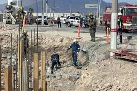 Personal de la empresa de gas y bomberos realizaron maniobras para detener la fuga y eliminar riesgos.