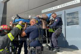 Paramédicos atendieron a los dos tripulantes de la aeronave, quienes presentaban diversos golpes tras el desplome.
