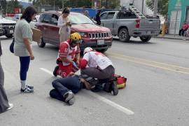 La mujer quedó tendida sobre la carpeta asfáltica tras ser atropellada en calles de la colonia Los Rodríguez.