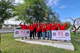 Integrantes de la Sección 327 colocaron una ofrenda floral en el Monumento al Minero durante la conmemoración del 92 aniversario del Sindicato Nacional Minero.