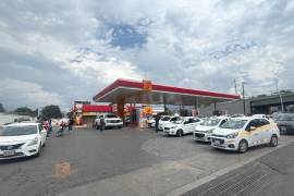 Conductores bloquearon accesos a distintas estaciones de Oxxo Gas para exigir una respuesta por el vehículo afectado.