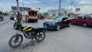 El accidente ocurrió en la intersección de los bulevares Jesús Valdés Sánchez y Eulalio Gutiérrez, donde autoridades realizaron el peritaje.