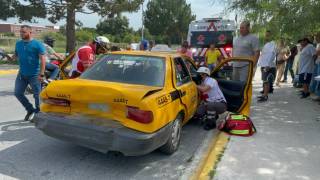 Paramédicos de la Cruz Roja valoraron a los ocupantes en el lugar antes de definir si era necesario un traslado.