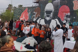 Jugadores y porristas de Cafés de Bóxer participaron en la tradicional bendición de cascos previo al arranque de temporada.