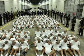 Fue el 15 de marzo el gobierno del presidente estadounidense Donald Trump expulsó a una cárcel de El Salvador a 238 venezolanos y 23 salvadoreños a quienes acusa de ser pandilleros. FOTO: