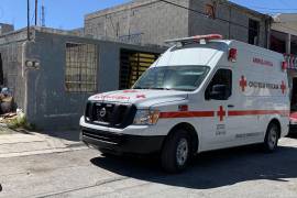 Mujer es atacada por un perro en zona centro de Saltillo, ambulancia la traslada a hospital de la ciudad