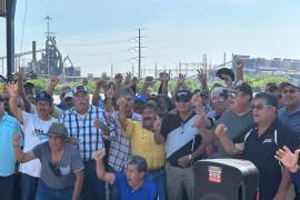 Decenas de extrabajadores se reunieron en el “Punto Cero” de la siderúrgica para impedir que se retiren equipos, en medio de denuncias por presunto fraude.