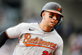 Urías aporta versatilidad defensiva y experiencia al infield de Houston. La transacción ocurre horas antes del cierre del mercado de cambios de la MLB.