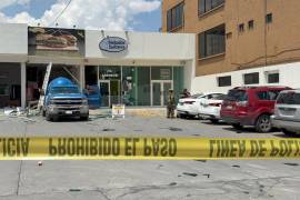 La explosión destrozó los ventanales y parte de la fachada de Tortas Alex de Monterrey.
