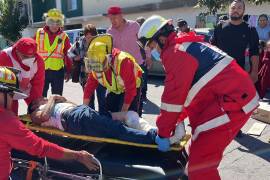 Paramédicos de Cruz Roja atendieron al motociclista lesionado tras el impacto en la colonia Guayulera.