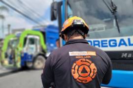 Un saldo de seis personas lesionadas dejó el choque entre un camión urbano y una unidad recolectora de basura, en Nuevo León.