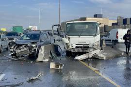 Las estructuras de concreto fueron desplazadas hacia los carriles contrarios por la fuerza del choque.