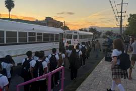 Alumnos abordan temprano el camión que tiene como su destino final el centro de Monclova.