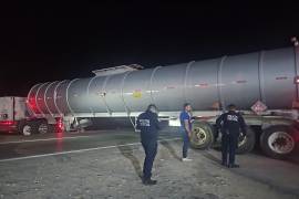 La unidad fue inspeccionada por agentes estatales tras ser localizada fuera de la vialidad principal, situación que derivó en una revisión detallada del vehículo y de los documentos presentados por el operador.