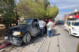 La camioneta Ford F-150 terminó impactada contra un Nissan March tras el desvanecimiento del conductor.