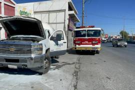 Elementos de la Policía Municipal y del Cuerpo de Bomberos acudieron al periférico Luis Echeverría Álvarez tras el reporte de humo en una pipa de gas natural.