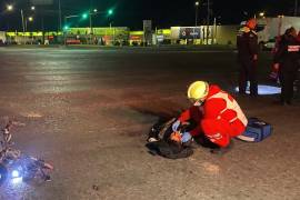 Paramédicos de la Cruz Roja brindaron atención médica a los dos jóvenes involucrados en el percance; uno fue trasladado a un hospital para recibir valoración especializada.