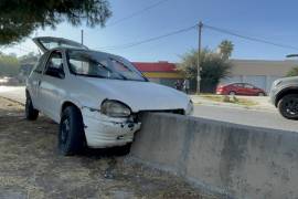 El vehículo Chevrolet quedó incrustado en la barda de protección tras perder el control en la curva.