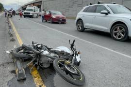 El joven terminó sobre el pavimento después de ser impactado por un automóvil que circulaba con preferencia de paso, de acuerdo con los primeros reportes del percance.