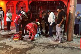 El portón de la vivienda quedó dañado tras el impacto de la motocicleta, mientras Francisco Alejandro Guzmán permaneció tendido en el pavimento a la espera de atención médica.