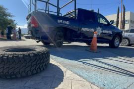 Tras la colisión, la unidad oficial terminó sobre la banqueta del área de la Gran Plaza, mientras autoridades realizaban las diligencias correspondientes para determinar responsabilidades.