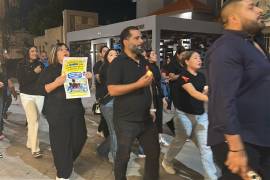 Los maestros se reunieron alrededor de las 7:30 de la noche en la Alameda Zaragoza para iniciar la marcha.