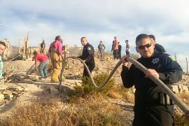 Policías, bomberos y Protección Civil trabajaron intensamente para apagar el incendio.