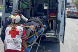 El oficial Efraín Velázquez, de 49 años, recibió atención prehospitalaria por parte de paramédicos de la Cruz Roja antes de ser trasladado a un hospital privado para una valoración médica más especializada.