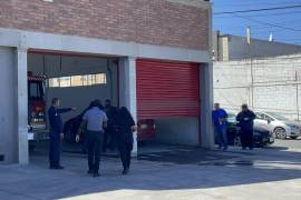 Paramédicos de bomberos revisaron a la mujer en el interior del vehículo, pero ya no contaba con signos vitales.