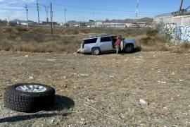 Como consecuencia del impacto, la camioneta Yukon salió del camino.