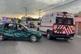 Conductora provoca choque y deja dos heridos, en Saltillo