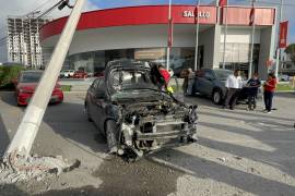 Paramédicos de la Cruz Roja y elementos de Bomberos auxiliaron al conductor tras el impacto registrado frente a una agencia automotriz sobre Venustiano Carranza.