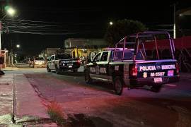 Elementos de la Policía Municipal acudieron al cruce de Aquiles Serdán y Pedro Ampudia para controlar la riña en la que participaron varias personas, logrando la detención de al menos 30 involucrados.