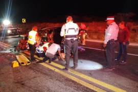 Servicios de emergencia atiendieron a los heridos tras un choque fatal en la carretera a Monclova.