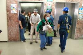 Los usuarios del elevador de la Clínica 25 del IMSS que quedaron atrapados bajaron por su propio pie y no se reportaron lesionados