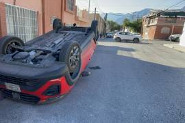 El conductor del Fiat Pulse perdió el control del volante tras recibir el impacto en uno de los costados, lo que ocasionó que la unidad terminara volcada sobre su toldo a unos metros del cruce vial.