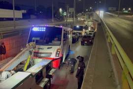 Automovilistas permanecieron detenidos durante más de media hora debido a un camión descompuesto al norte de Saltillo, generando un caos vial en la zona.