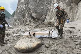 Soldados del ejército de Nepal trasladan el cadáver de un trabajador de un proyecto hidroeléctrico en Upper Trishuli, Nepal, el 1 de septiembre de 2026. (AP Foto/Kaslai Dine)