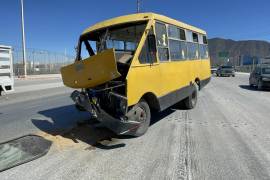 El camión de plataforma quedó atravesado en los carriles contrarios, obstruyendo el paso del camión de personal.