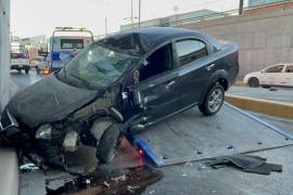 La grúa realizó maniobras para retirar el automóvil volcado en el deprimido y fue enviado al corralón.