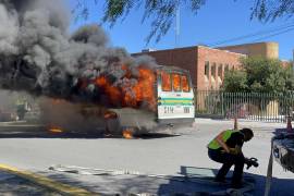 El operador y los dos pasajeros lograron evacuar antes de que el fuego avanzara, evitando lesionados.